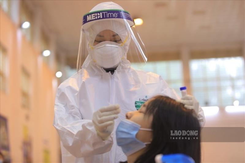 Tiêm vaccine phòng COVID-19 cho người dân TPHCM. Ảnh: Thanh Chân