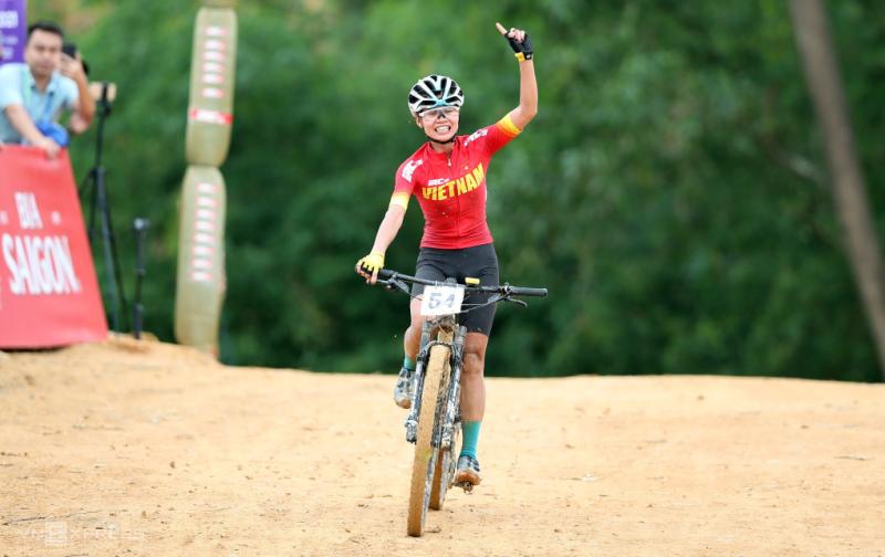 Như Quỳnh mừng chiến thắng sau khi về đích tại xã Dân Chủ, thành phố Hoà Bình sáng 16/5. Ảnh: Đức Đồng