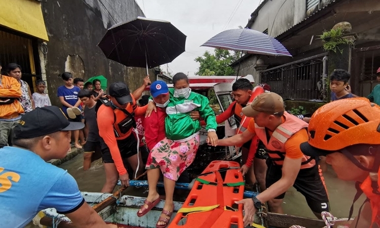 Lực lượng cứu hộ sơ tán người dân sau khi bão Megi đổ bộ vào tỉnh Leyte, Philippines, hôm 10/4. Ảnh: Reuters.