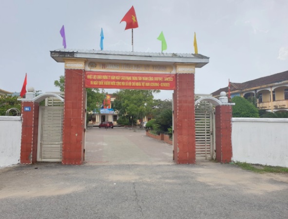 hoc sinh lop 1 truong th ky trinh phai dong tien ban ghe hieu truong noi gi