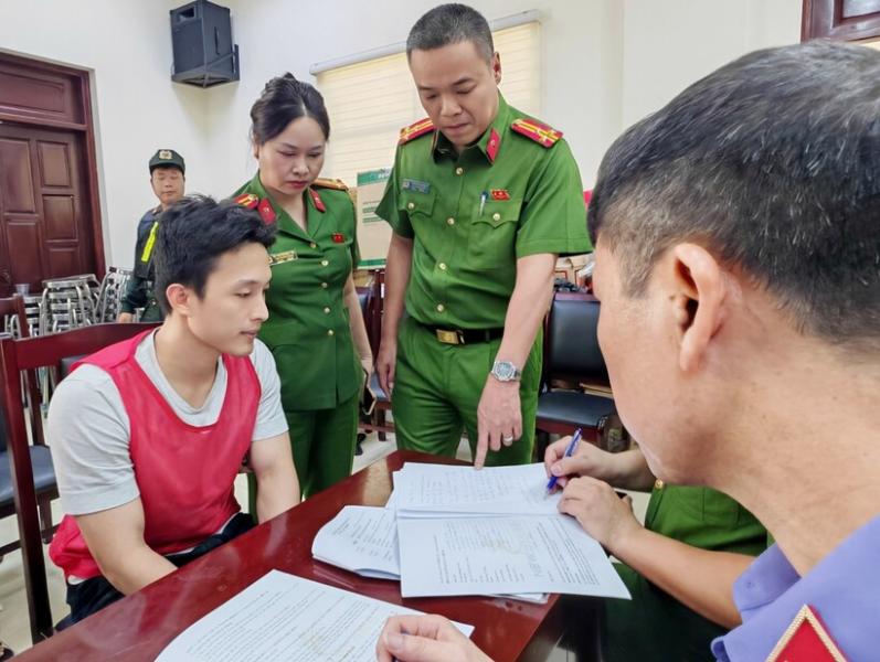 Đối tượng Hoàng Nhất Long, Giám đốc Công ty Sunland Travel.