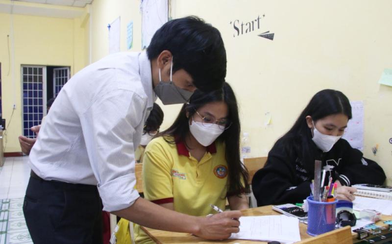 Học sinh trường THPT Thành Nhân, quận Gò Vấp, TP HCM ôn tập thi tốt nghiệp trong ca tối hồi tháng 5. Ảnh: Thu Hương