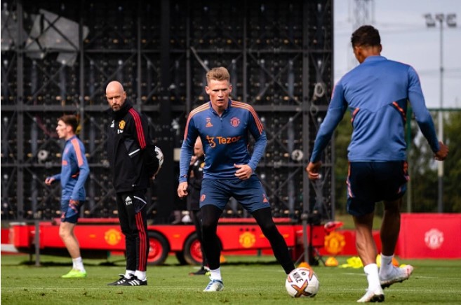 hlv erik ten hag chay gan 14 km cung cau0thu man utd truoc tran thang liverpool