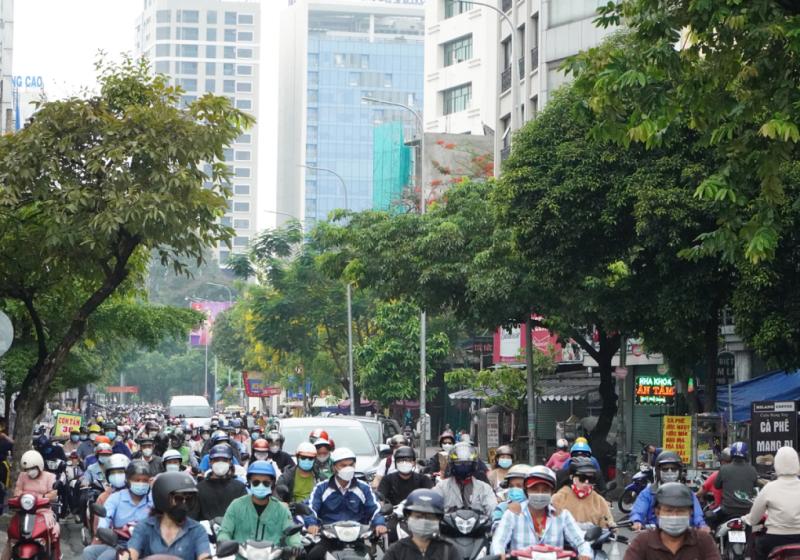 Xe xếp kín mặt đường Phổ Quang, quận Tân Bình, sáng 5/5. Ảnh: Gia Minh