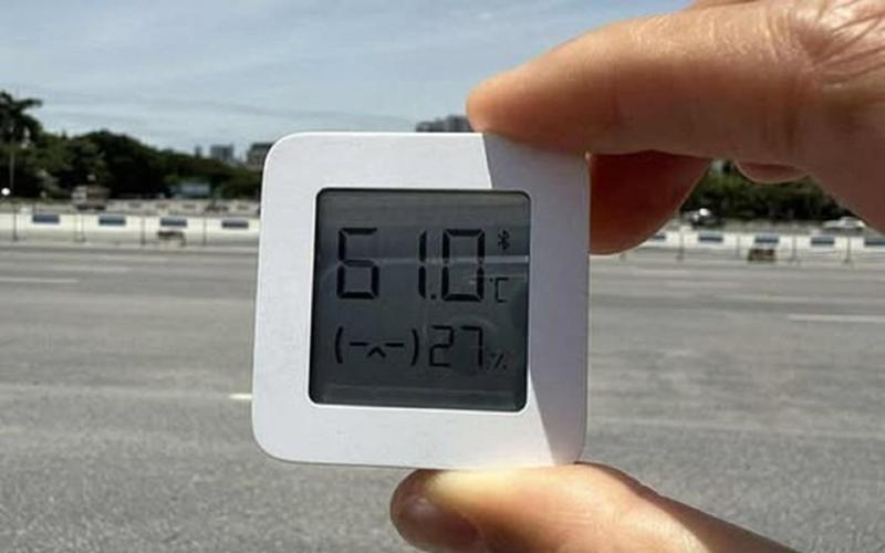 Hình ảnh mức nhiệt 61 độ ở Hà Nội lan truyền trên các mạng xã hội. Ảnh: Tuổi Trẻ