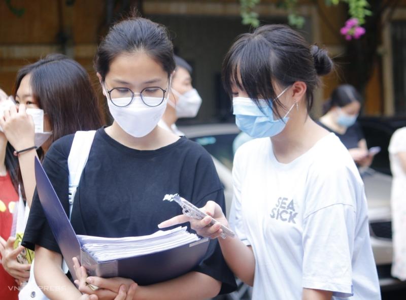Thí sinh dự thi vào trường THPT chuyên Khoa học Xã hội và Nhân văn hôm 29/5. Ảnh: Thanh Hằng