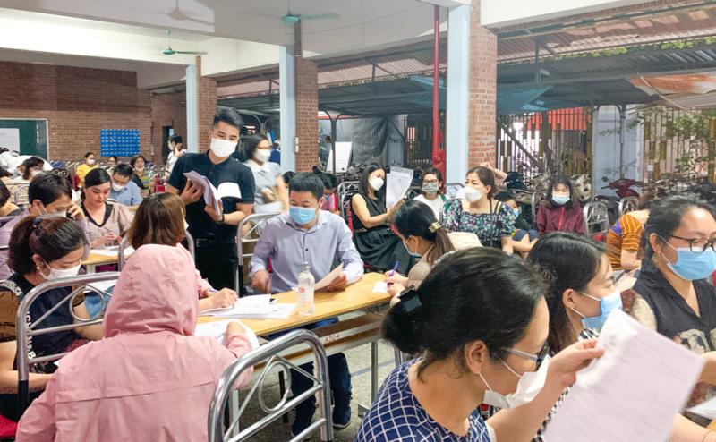 Phụ huynh làm thủ tục nhập học cho con tại trường THCS&THPT Lương Thế Vinh cơ sở Tân Triều ngày 16/4. Ảnh: Facebook/THCS&THPT Lương Thế Vinh - Cơ sở Tân Triều
