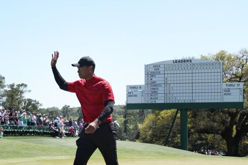 Woods vẫy tay chào, cảm ơn khán giả tại Masters 2022. Ảnh: Twitter / Tiger Woods