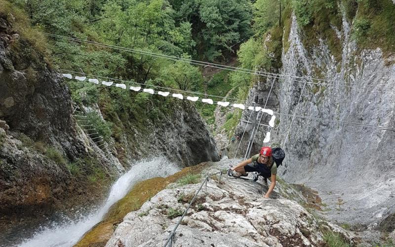 Con đường mạo hiểm được thiết kế với những bàn chân sắt. Ảnh: Arco Mountain Guide