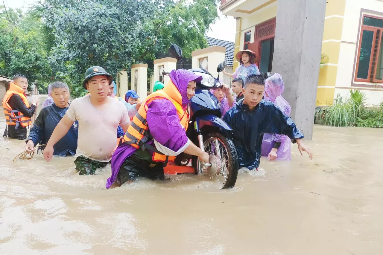 Cận cảnh nước dâng tận nóc nhà ở Tam Đảo - 1 Cận cảnh nước dâng tận nóc nhà ở Tam Đảo - 1