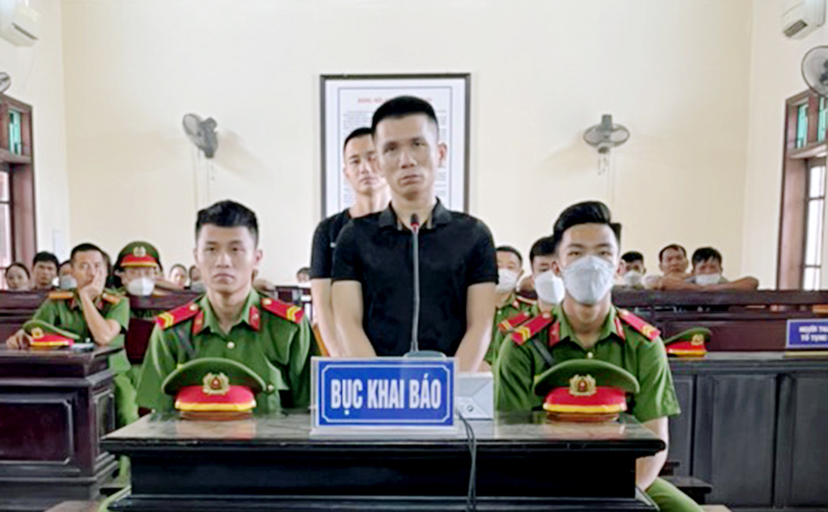 Bị cáo Ngọ (hàng đầu, áo đen) tại tòa. Ảnh: Hùng Lê