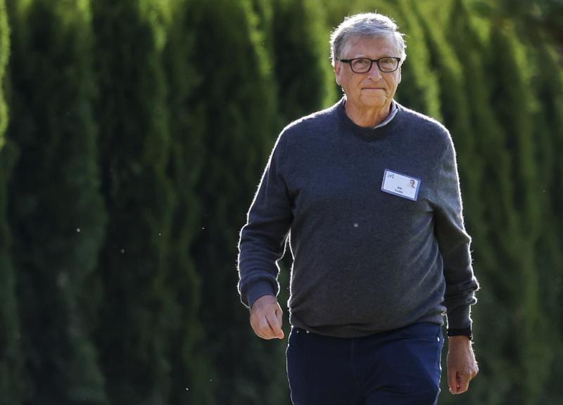 Tỷ phú Bill Gates đi bộ tới phiên họp buổi sáng ở Sun Valley, bang Idaho, Mỹ, ngày 8/7. Ảnh: AFP.