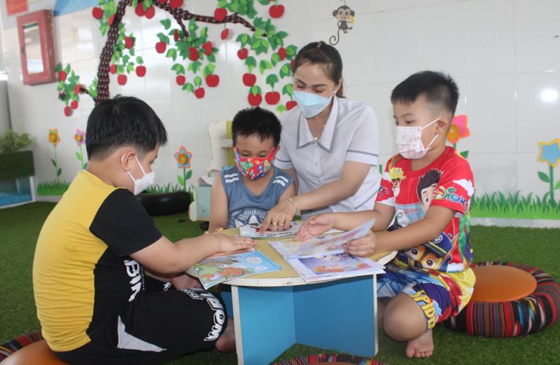 Trẻ tại Trường mầm non Hướng Dương, TP Bà Rịa đang được cô giáo hướng dẫn đọc chữ. Ảnh: Thắng Mạnh