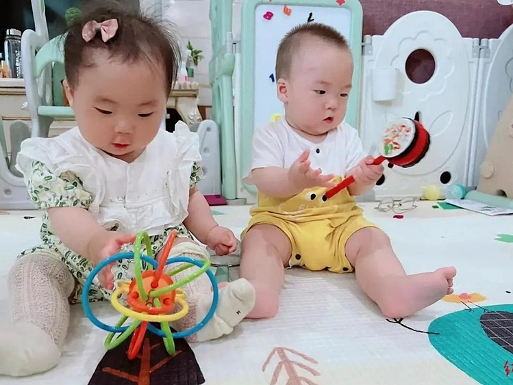 Một cặp sinh đôi trai gái trong thôn Bách Mộc. Ảnh: SCMP