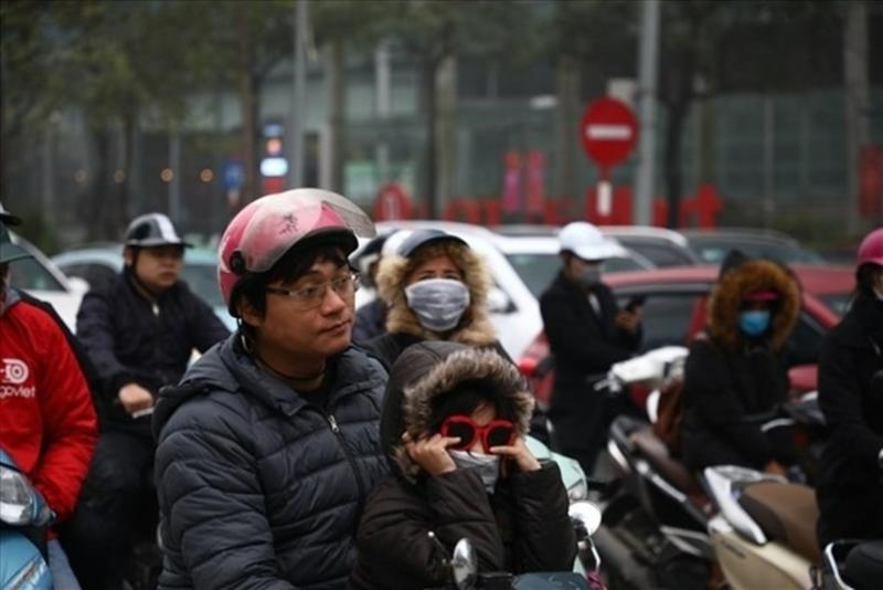 Hà Nội: Tạm dừng hoặc điều chỉnh thời gian học tập của học sinh khi có cảnh báo ô nhiễm không khí. Ảnh: Báo Lao động.