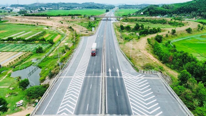 Nút giao thông trên cao tốc hơn 34.000 tỉ đồng thi công dang dở