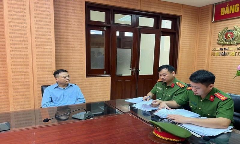 Cơ quan công an làm việc với đối tượng Nguyễn Hòa Bình (Shark Bình). Ảnh: Công an TP Hà Nội.