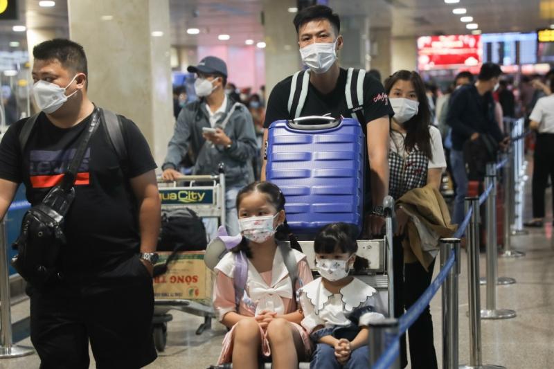 Hành khách làm thủ tục tại sân bay Tân Sơn Nhất hồi tháng 1. Ảnh: Quỳnh Trần
