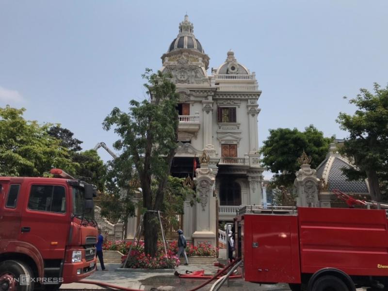 Vụ cháy được khống chế. Nhiều tài sản giá trị bên trong bị thiểu rụi hoàn toàn. Ảnh: Minh Cương