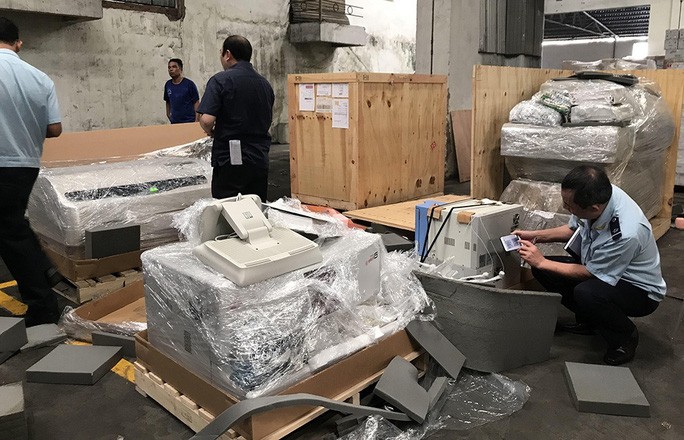 Khởi tố 11 người tiếp sức cho cựu công an ở TP HCM buôn lậu - Ảnh 1. Khởi tố 11 người tiếp sức cho cựu công an ở TP HCM buôn lậu - Ảnh 1.