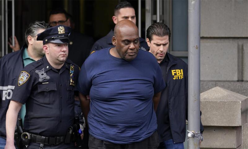 Cảnh sát New York và đặc vụ FBI áp giải nghi phạm Frank James (áo xanh) ngày 13/4. Ảnh: AP.