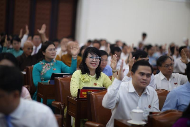 Đại biểu HĐND TPHCM biểu quyết tán thành việc hợp nhất với Bình Dương, Bà Rịa - Vũng Tàu.  Ảnh: Hà Khánh