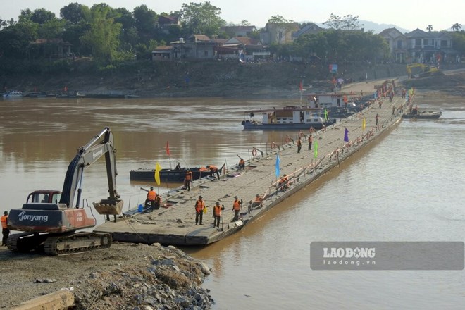 Chiều 6.10, cầu phao Phong Châu đã được nối lại