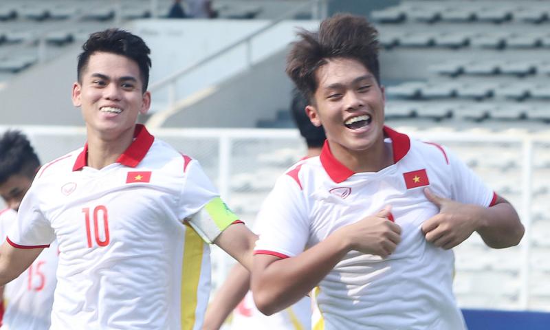 Quốc Việt (phải) mừng bàn vào lưới Myanmar hôm 8/7 ở U19 Đông Nam Á tại Indonesia. Ảnh: VFF