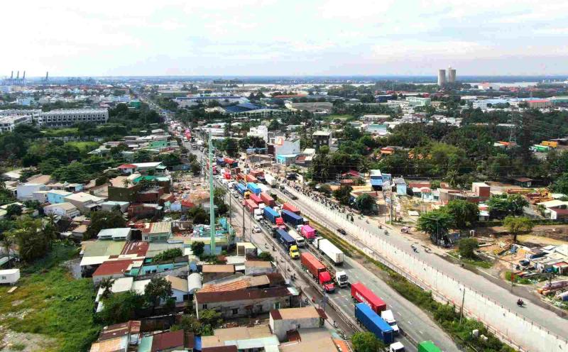 Ùn tắc trên đường Nguyễn Thị Định đoạn gần nút giao Mỹ Thủy.  Ảnh: Minh Quân