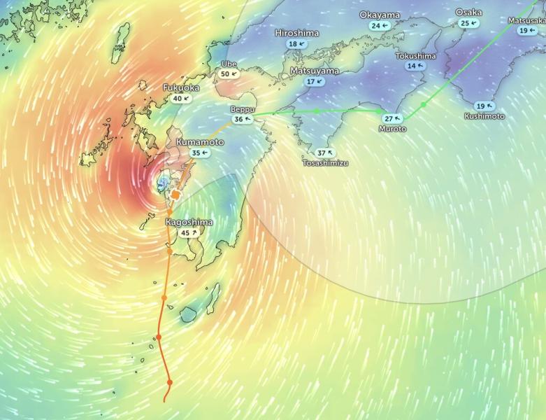 Bão Shanshan đổ bộ Nhật Bản, gây gió mạnh tới mức có thể đánh sập nhà cửa. Ảnh: Zoom Earth