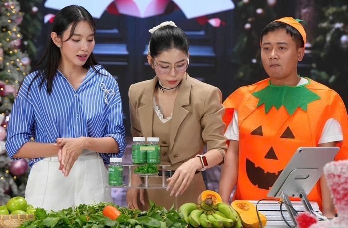 Hoa hậu Thùy Tiên cùng Quang Linh Vlogs và Hằng "Du mục" bán kẹo Kera trên các nền tảng trực tuyến. Ảnh: Dân trí