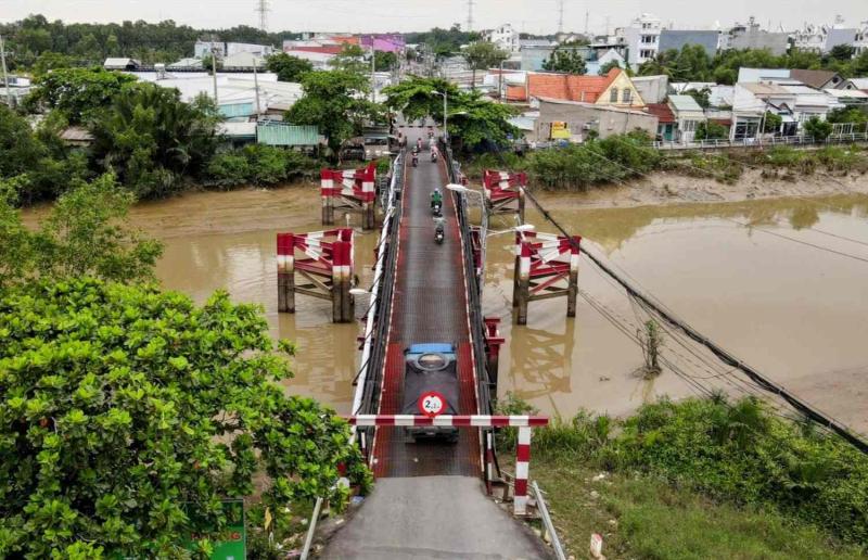 Cầu Rạch Tôm (huyện Nhà Bè) tuy đã xuống cấp nhưng vẫn có xe tải chạy qua. Ảnh: Anh T
