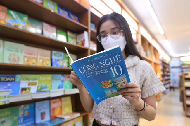 gia sgk lop 3 7 10 theo chuong trinh moi tang vot phu huynh gap ap luc