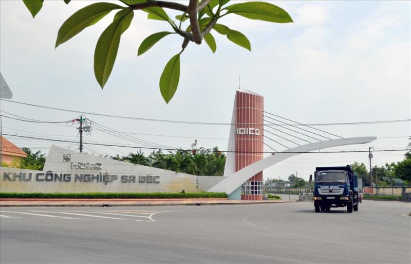 Bên ngoài Khu công nghiệp Sa Đéc (TP.Sa Đéc) nơi đang bị cơn bão “tín dụng đen” càn quét. Ảnh: PV