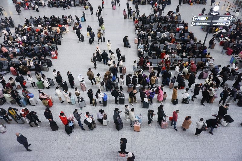 Người dân Trung Quốc chờ lên tàu về quê dịp Tết Nguyên đán ở Hàng Châu, Trung Quốc. Ảnh: AFP/Getty Images