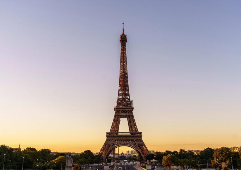 Tháp Eiffel dưới ống kính nhiếp ảnh gia Nguyễn Anh Lukas, sống tại Paris vào sáng sớm ngày 2/7. Ảnh: NVCC