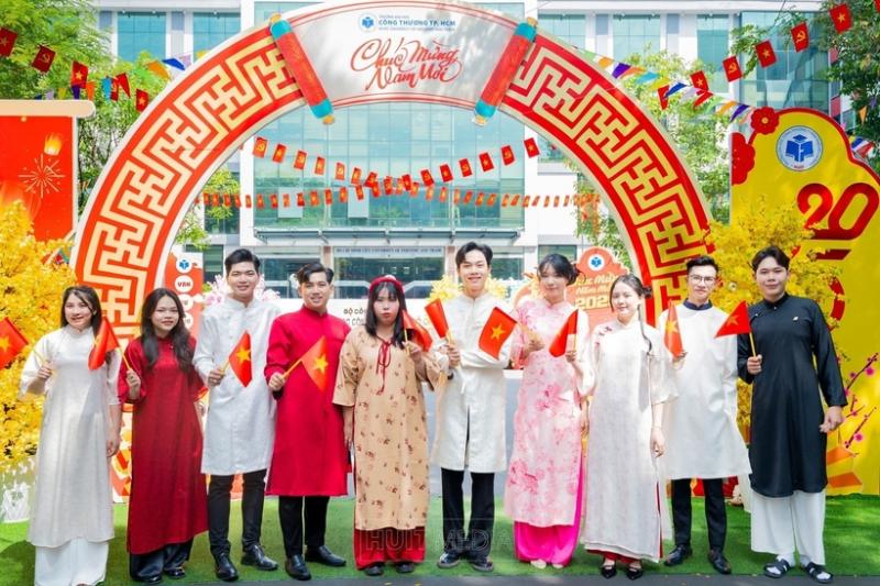 Trường Đại học Công Thương TP.HCM thưởng Tết Nguyên đán 2026 đồng đều 30 triệu đồng/người, từ hiệu trưởng đến lao công. (Ảnh: Tiền Phong).