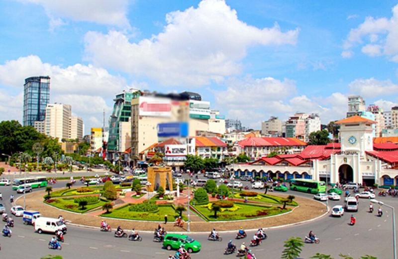 Vòng xoay trước chợ Bến Thành lúc chưa bị phá dỡ. Ảnh: Hữu Công