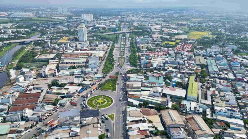 Xây cầu vượt 4 làn xe trên Quốc lộ 1 vượt qua đường Kinh Dương Vương và đường Trần Đại Nghĩa.  Ảnh: Sở Xây dựng