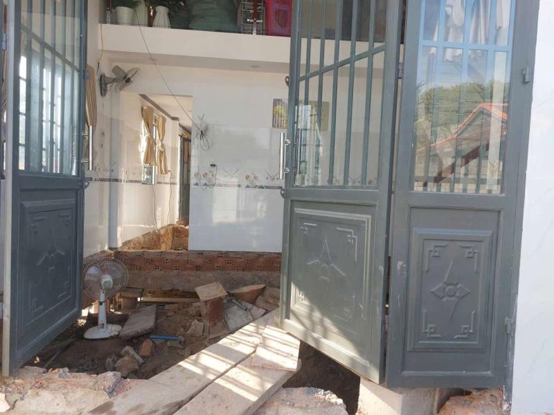 Thần đèn đã đào xuống móng và gia cố lại hệ thống móng căn nhà. Ảnh: Dương Bình