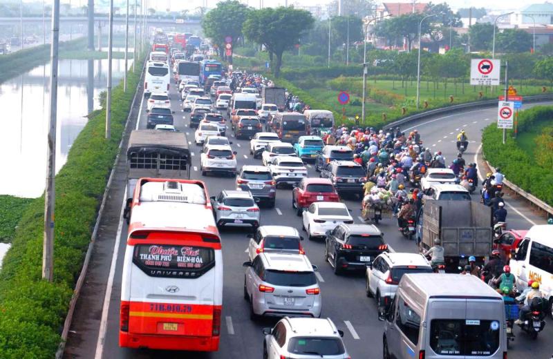 Dự án nâng cấp Quốc lộ 1 sẽ giải quyết tình trạng kẹt xe cửa ngõ phía Nam TPHCM.  Ảnh: Minh Quân