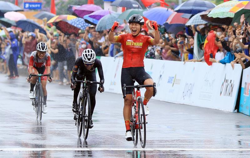 Nguyễn Thị Thật cán đích trong cơn mưa nặng hạt tại Hoà Bình, sáng nay 22/5. Ảnh: Huỳnh Văn Thuận
