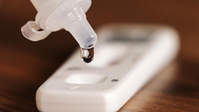 Nhiều người nhiễm biến thể Omicron thậm chí không nhận ra họ mắc COVID-19 - Ảnh 1.