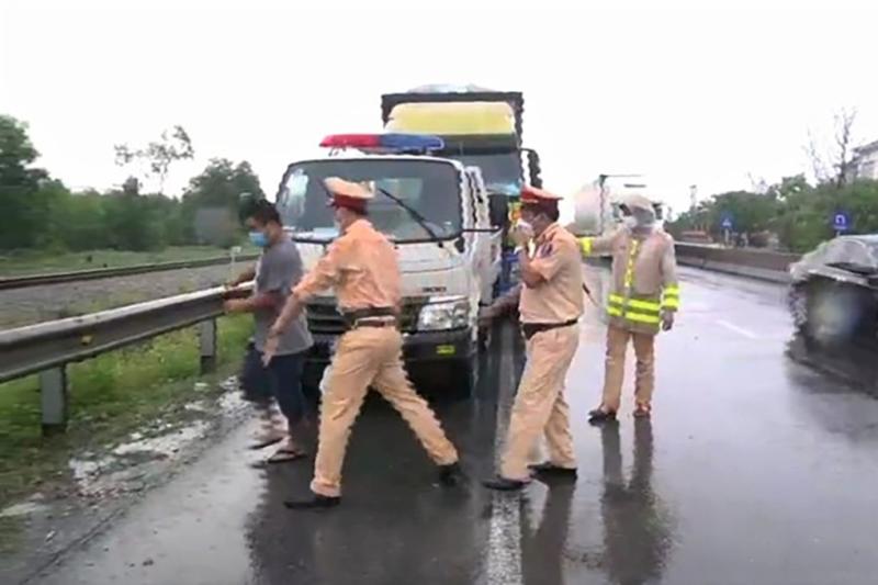 Tài xế Hiếu bỏ đi khi được CSGT yêu cầu làm việc. Ảnh cắt từ clip