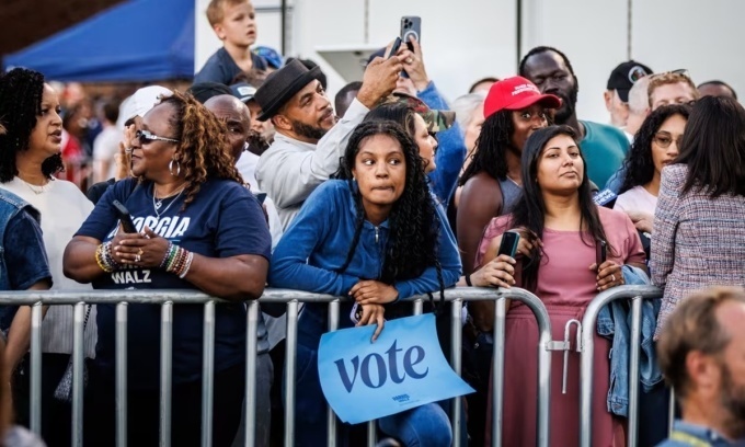 Những người tham dự cuộc vận động tranh cử của Phó tổng thống Kamala Harris ở Clarkston, Georgia, hôm 24/10. Ảnh: WSJ