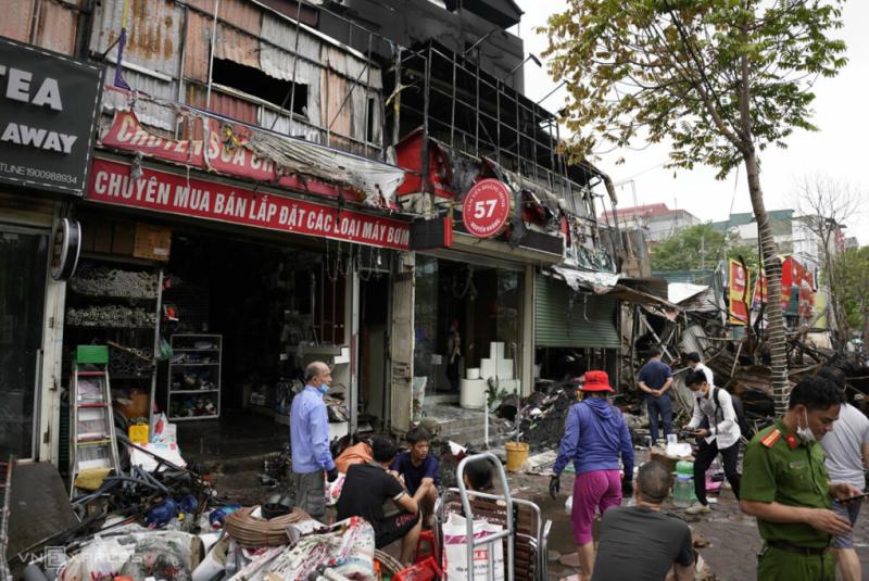 Người dân đang kiểm kê tài sản sau vụ cháy sáng 27/4. Ảnh: Phạm Chiểu
