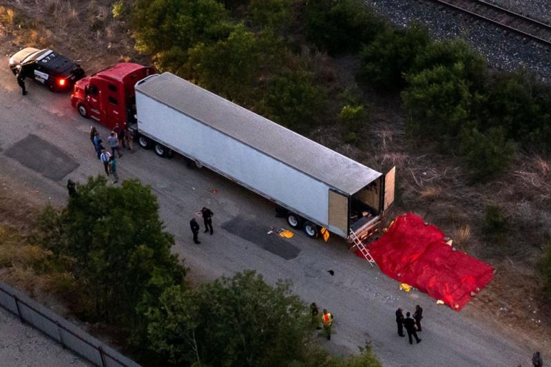 Hiện trường phát hiện xe container chứa thi thể người di cư ở ngoại ô thành phố San Antonio, bang Texas, Mỹ ngày 26/6. Ảnh: AFP.