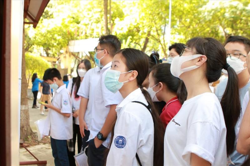 Lo trượt lớp 10 công lập, phụ huynh đổ xô nộp hồ sơ vào trường tư
