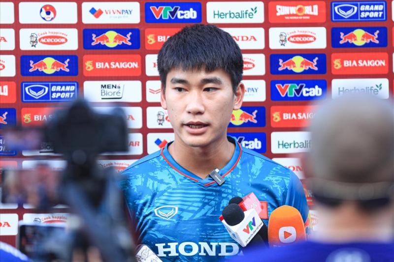 Tiền đạo Nhâm Mạnh Dũng đánh giá cao năng lực và phong độ của Quang Hải. Ảnh: Minh Dân