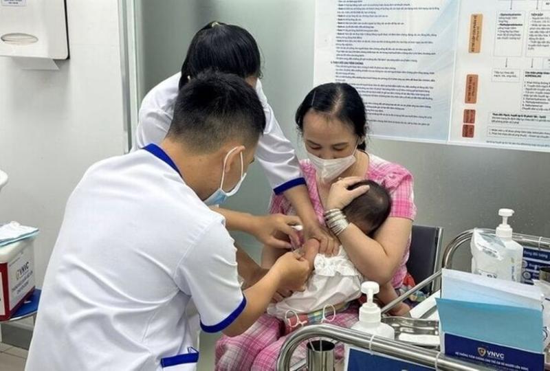 Người dân đưa trẻ đi tiêm phòng bệnh tại Hệ thống tiêm chủng VNVC. Ảnh: VTC News